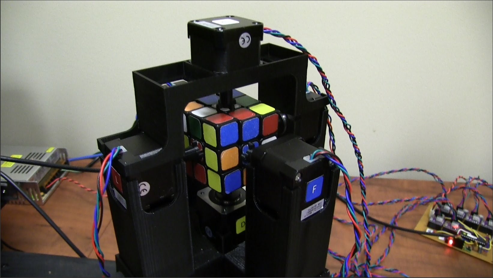 Read more about the article Un robot care rezolvă cubul Rubik într-o secundă
